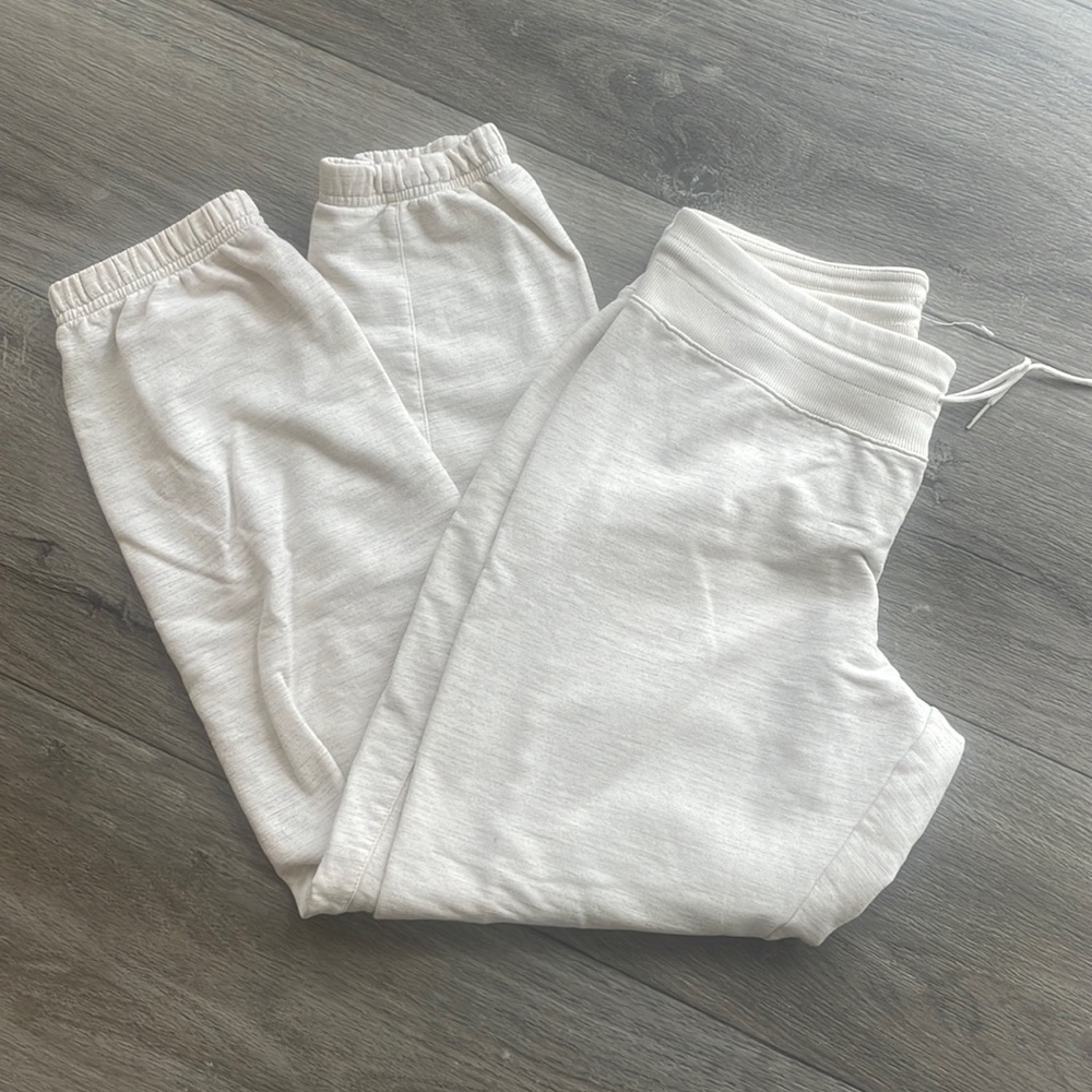 Under Armor Storm sweatpants. Cream Color. No tag, but fits like a size small!
